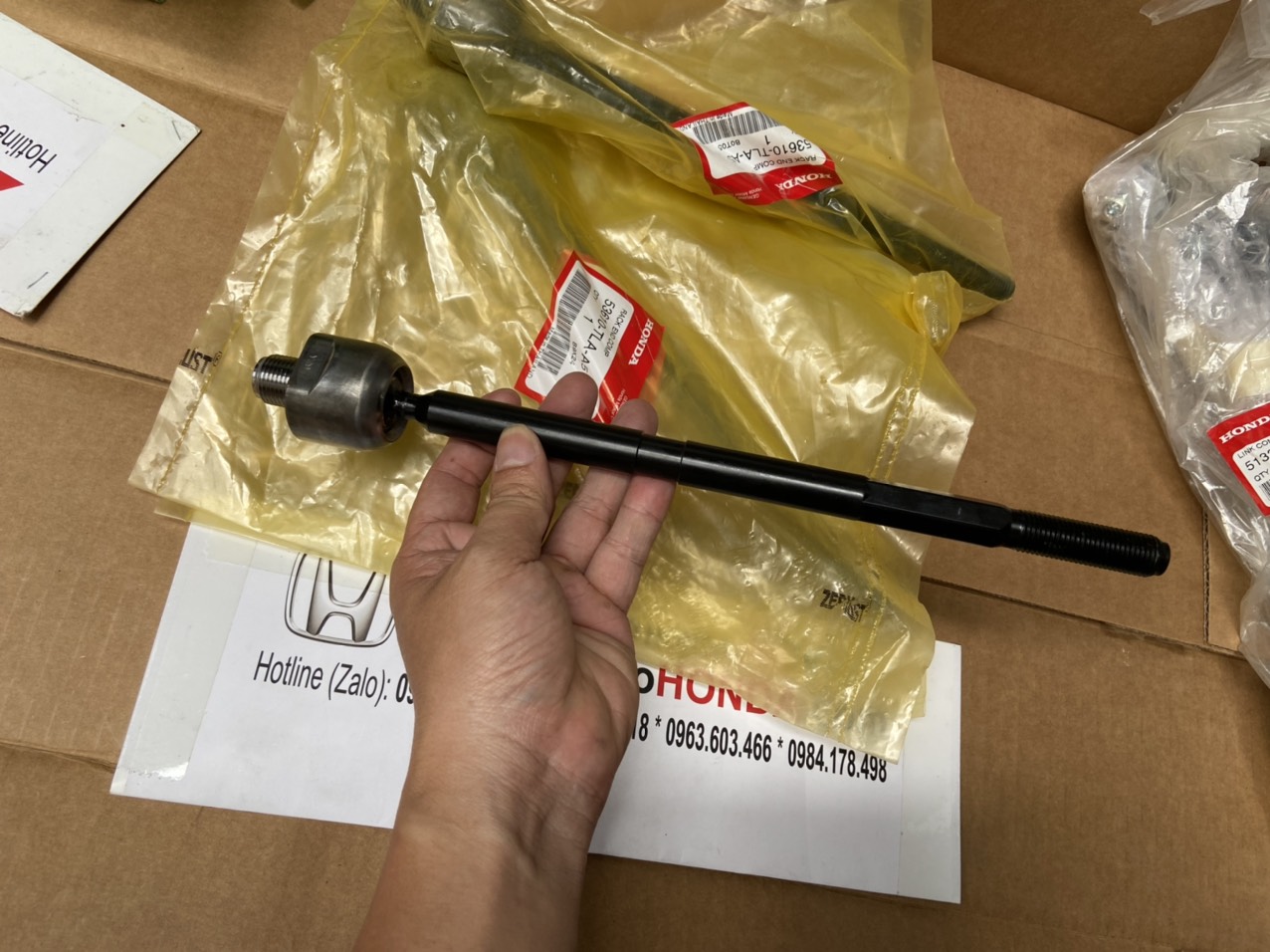 Rô tuyn lái trong xe Honda CRV 2018-2023